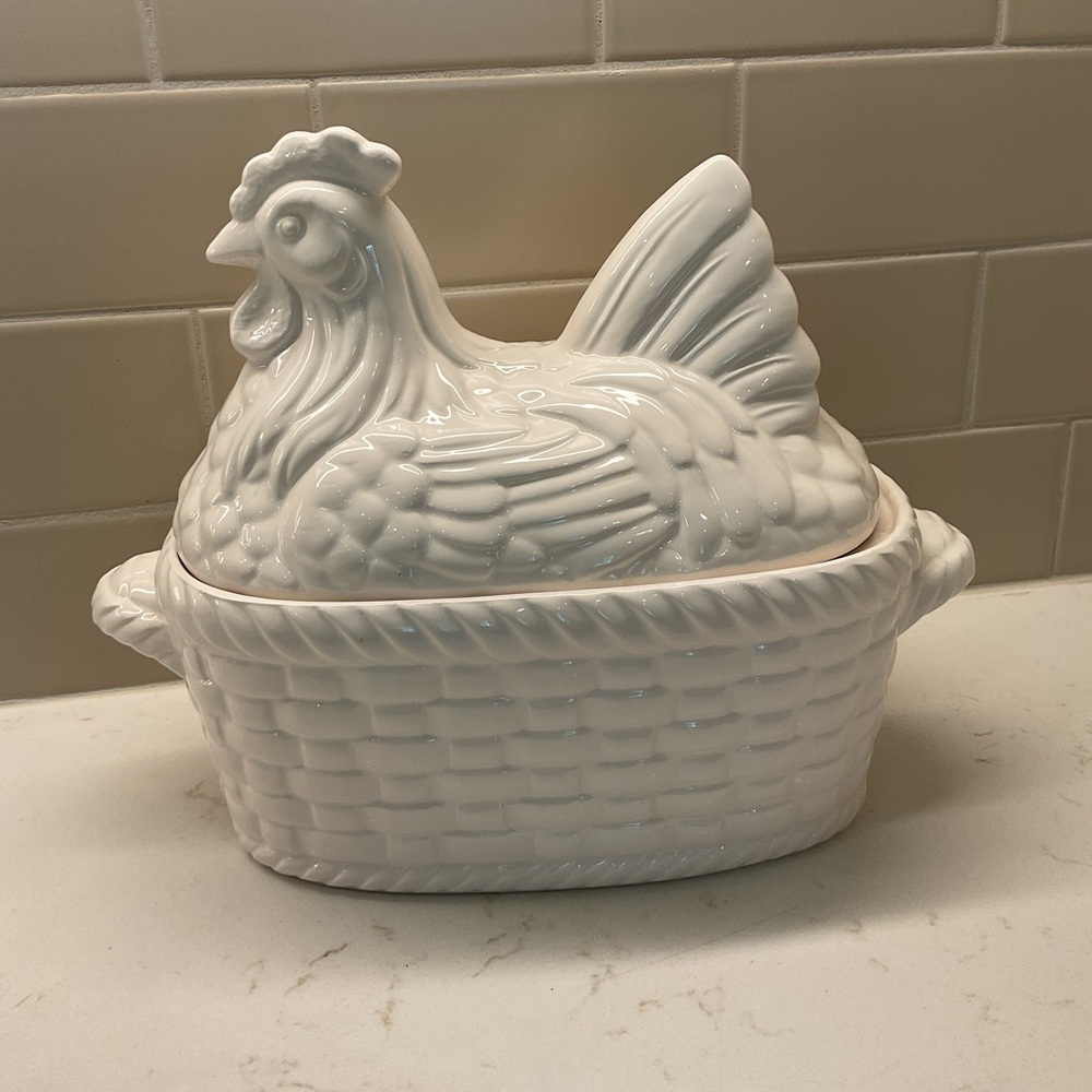 Vtg white ceramic hen on basket soup tureen w ladel.Made in Japan